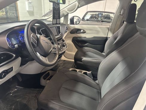 Used 2022 Chrysler Voyager LX FWD image 21