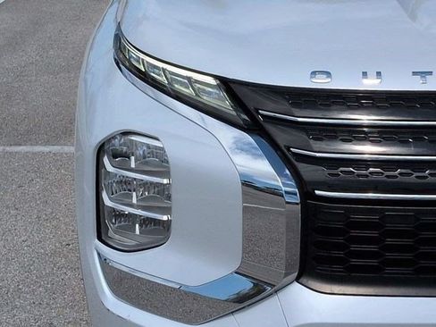 Used 2023 Mitsubishi Outlander ES FWD image 9