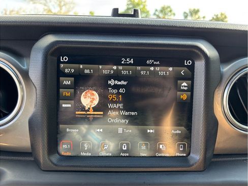 Used 2018 Jeep Wrangler Unlimited Sahara image 22