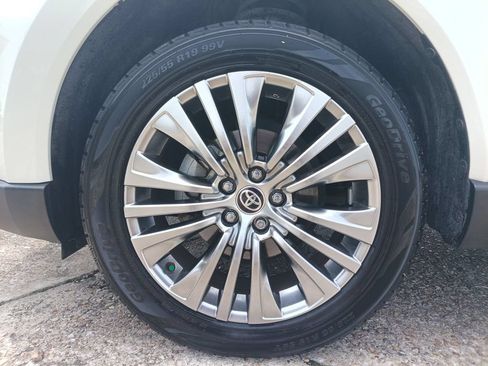 Used 2021 Toyota Venza XLE w/ Softex Package AWD/4WD image 12