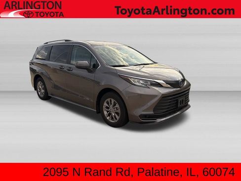Used 2023 Toyota Sienna LE FWD image 1