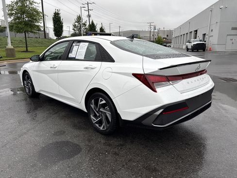 Used 2025 Hyundai Elantra Sport FWD image 12