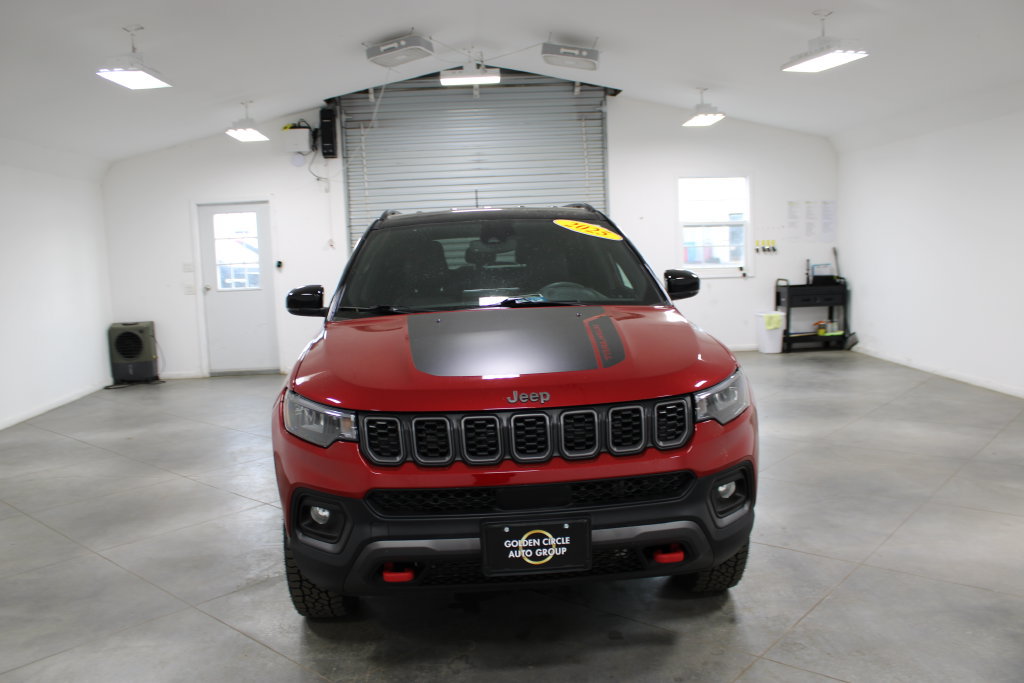 Used 2025 Jeep Compass Trailhawk AWD/4WD image 3