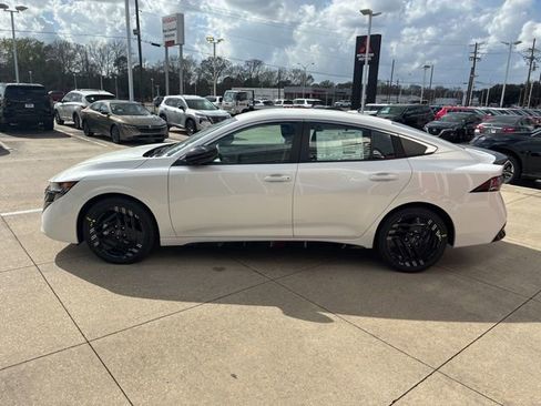 New 2026 Nissan Sentra SR w/ Floor Mat Package FWD image 4