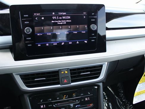 Certified 2025 Volkswagen Taos SE image 12