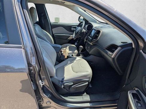 Used 2018 Jeep Cherokee Latitude FWD image 19