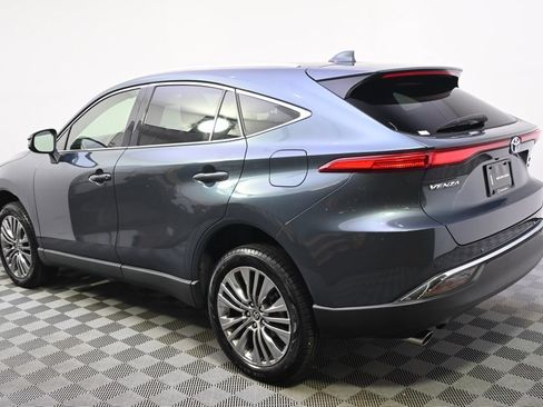 Used 2022 Toyota Venza XLE AWD/4WD image 3