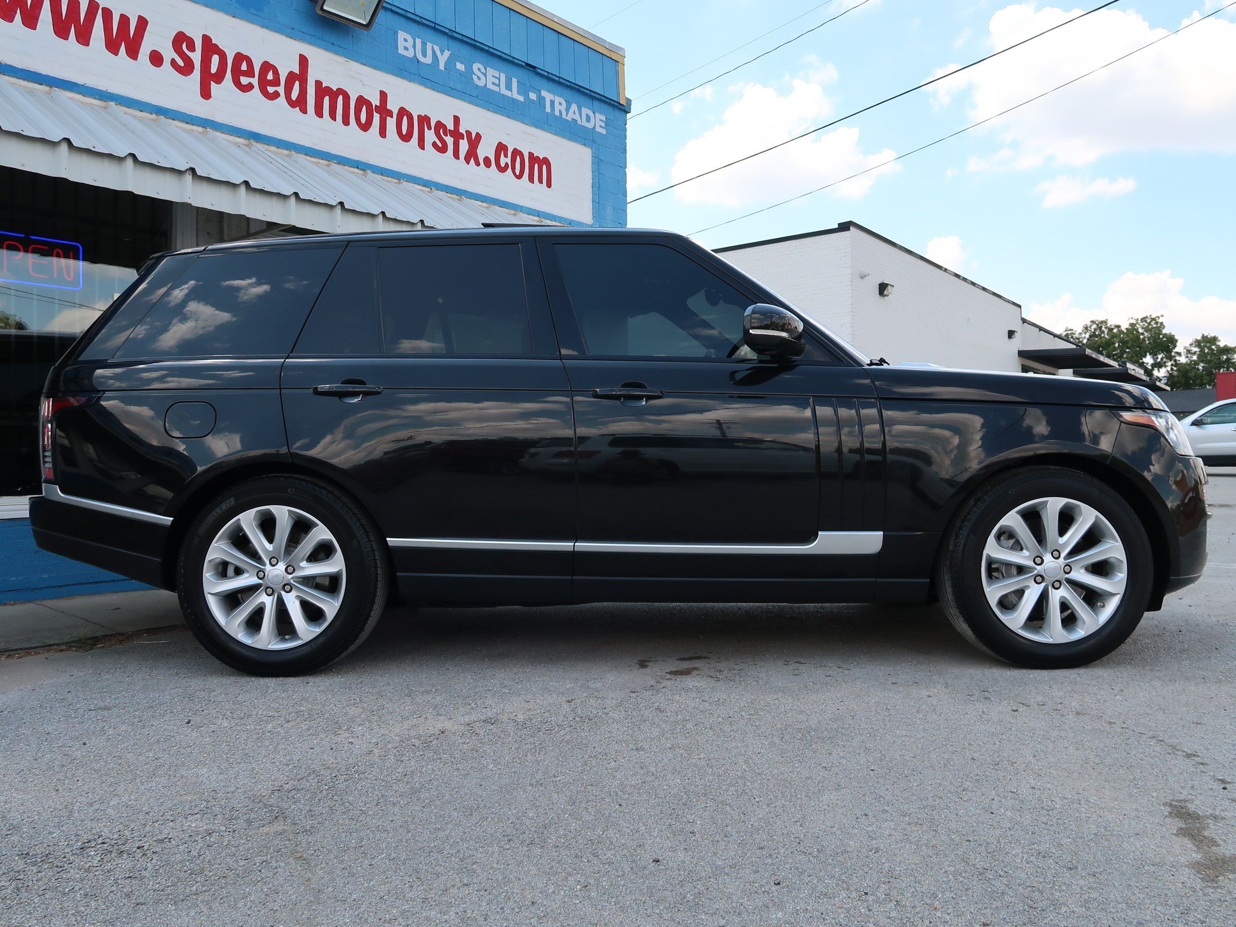 Used 2017 Land Rover Range Rover HSE AWD/4WD image 4
