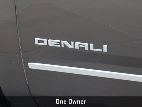 Used 2019 GMC Yukon Denali image 3