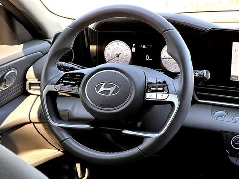 Used 2024 Hyundai Elantra SEL w/ Convenience Package image 30