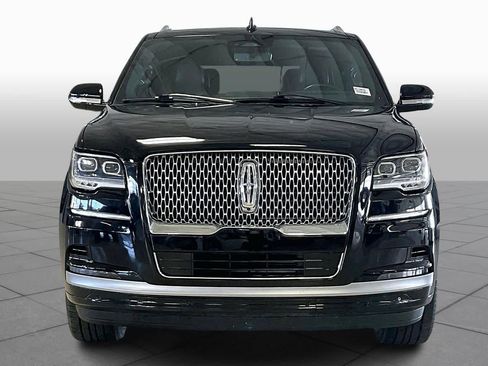 Used 2024 Lincoln Navigator Reserve image 3