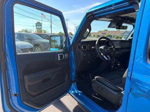 Used 2025 Jeep Wrangler Unlimited Sahara w/ Safety Group AWD/4WD image 11