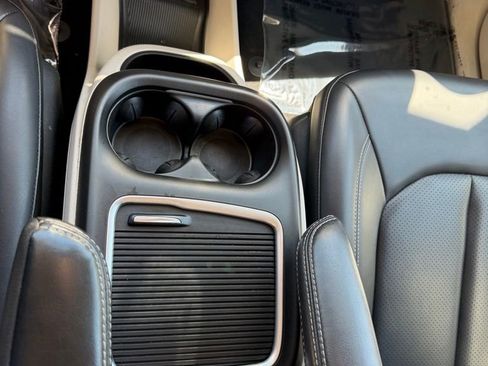 Used 2023 Chrysler Pacifica Touring-L image 23