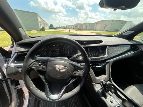 Used 2024 Cadillac XT6 Premium Luxury w/ Technology Package FWD image 10