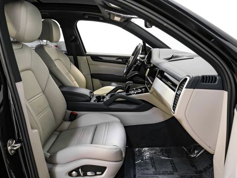 Used 2019 Porsche Cayenne Sport Utility 4D image 29