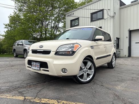 Used 2011 Kia Soul ! FWD image 1