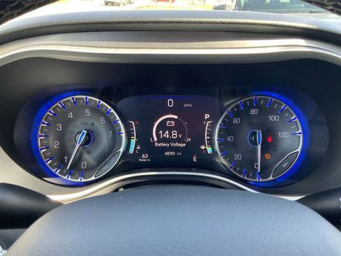 Used 2024 Chrysler Pacifica Touring-L FWD image 15