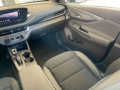 Used 2025 Buick Envista Preferred image 34