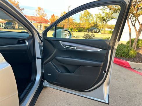 Used 2017 Cadillac XT5 Luxury w/ Driver Awareness Package image 17