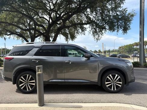 Used 2025 Nissan Pathfinder Platinum FWD image 3