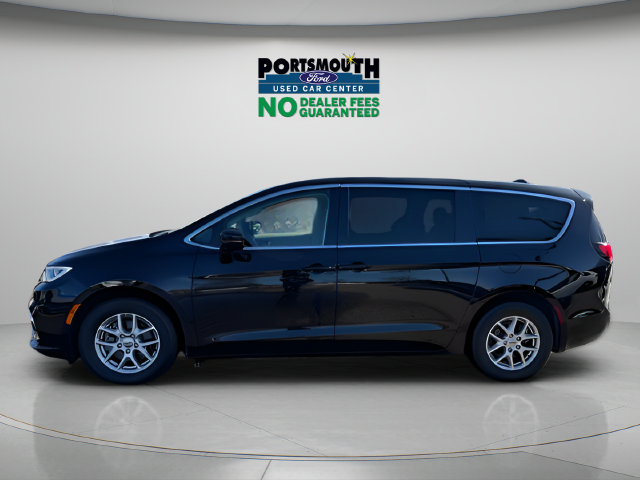 Used 2024 Chrysler Pacifica Touring-L FWD image 2