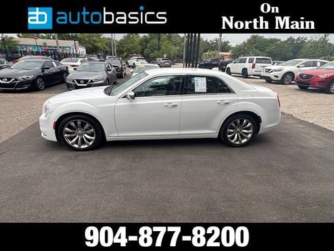 Used 2021 Chrysler 300 Touring w/ Chrome Appearance Package RWD image 2