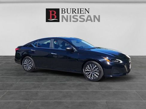 Used 2025 Nissan Altima 2.5 SV FWD image 7