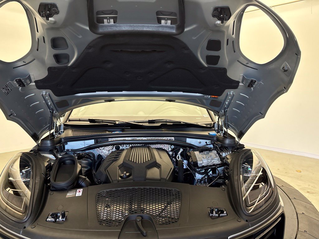 Certified 2026 Porsche Macan AWD/4WD image 11