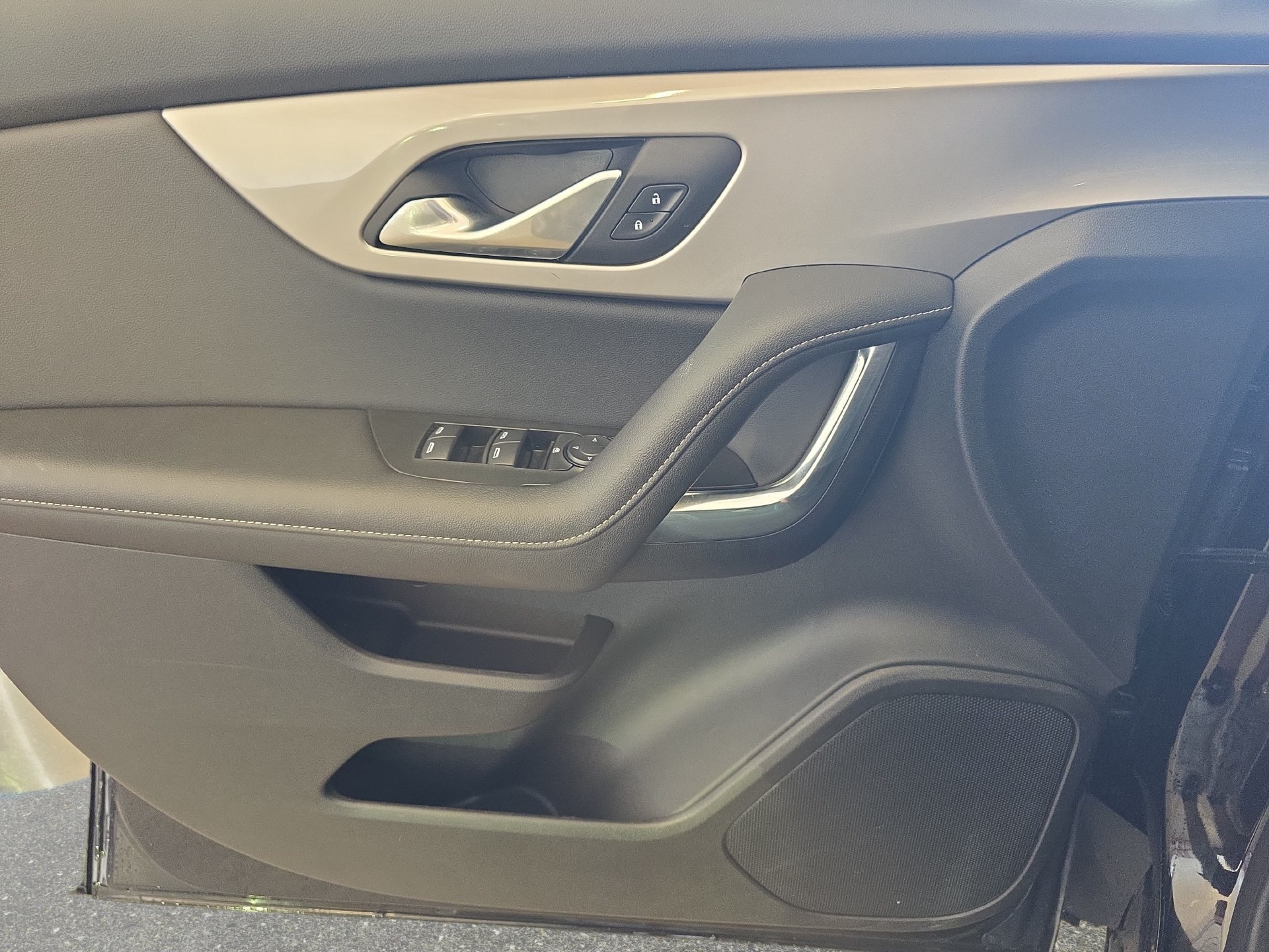 Used 2025 Chevrolet Blazer LT FWD image 25