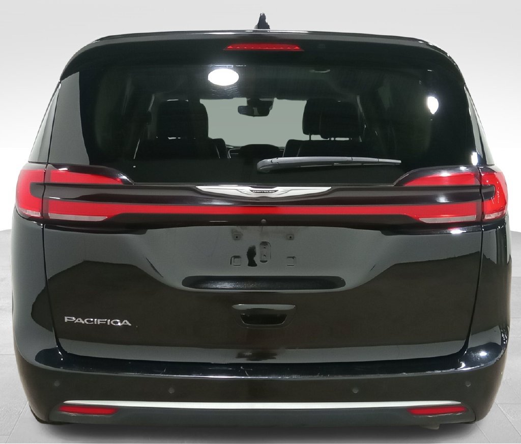 Used 2024 Chrysler Pacifica Touring-L FWD image 4