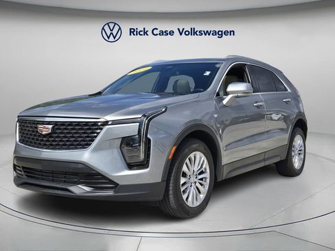 Used 2024 Cadillac XT4 Luxury w/ Cold Weather Package image 8