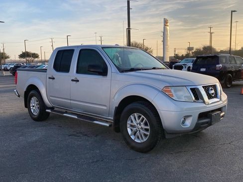 Used 2015 Nissan Frontier SV image 2