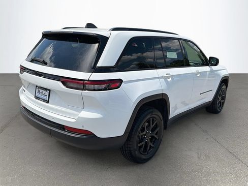 Used 2024 Jeep Grand Cherokee Altitude AWD/4WD image 4