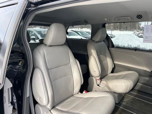 Used 2017 Toyota Sienna XLE image 20