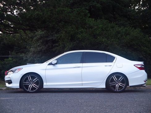 Used 2017 Honda Accord Sport image 2