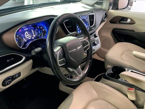 Used 2017 Chrysler Pacifica Touring-L Plus FWD image 14