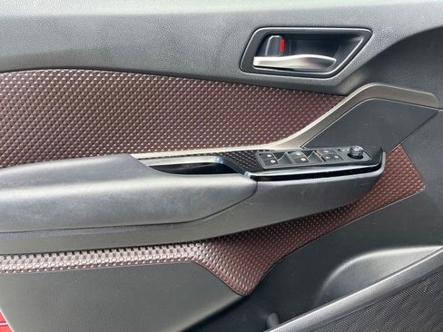 Used 2019 Toyota C-HR Limited FWD image 13