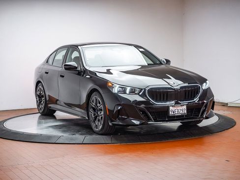 Used 2026 BMW 530i w/ M Sport Package RWD image 3