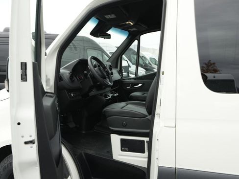 Used 2024 Mercedes-Benz Sprinter 2500 image 15