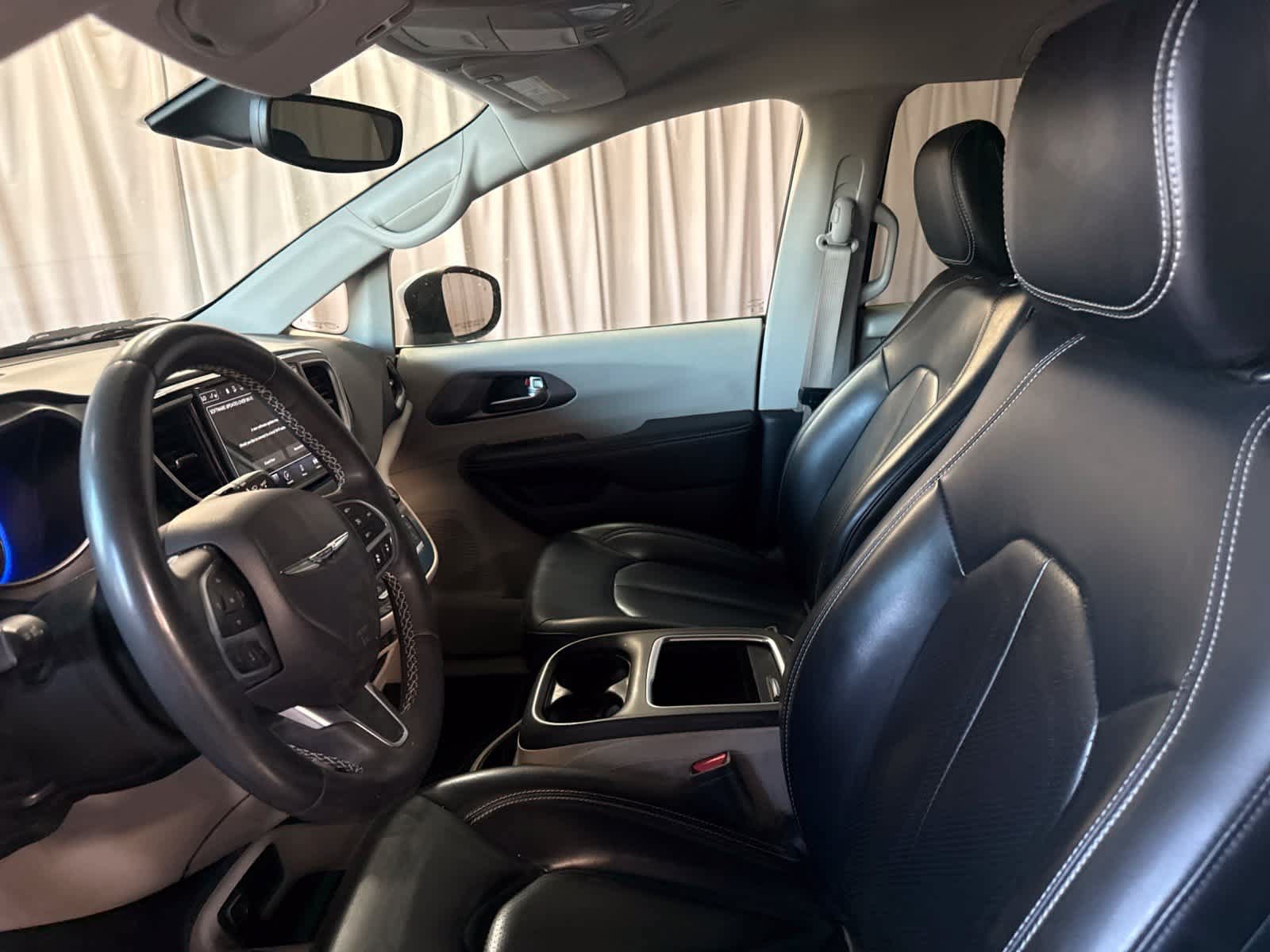 Used 2023 Chrysler Pacifica Touring-L FWD image 20