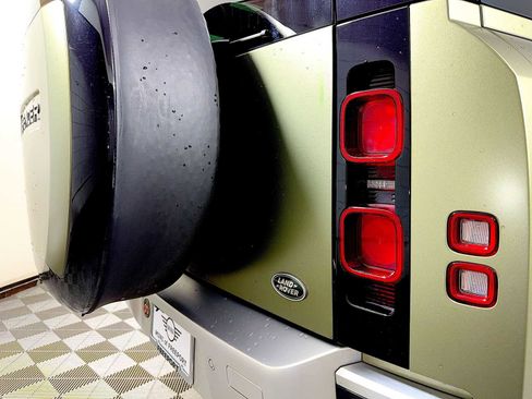 Used 2023 Land Rover Defender 90 S image 28