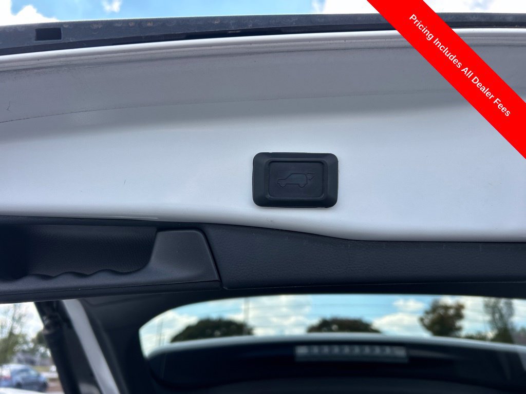 Used 2021 Toyota RAV4 XLE w/ Convenience Package FWD image 17