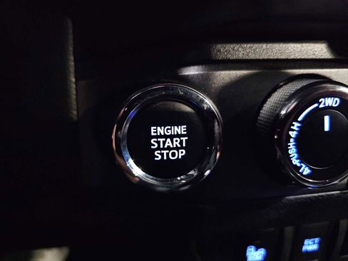 Used 2021 Toyota Tacoma TRD Sport w/ Technology Package image 21