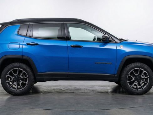 Used 2025 Jeep Compass Trailhawk image 11
