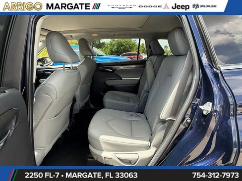Used 2024 Toyota Highlander Platinum FWD image 11
