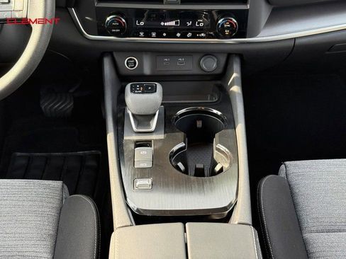Used 2023 Nissan Rogue SV FWD image 19