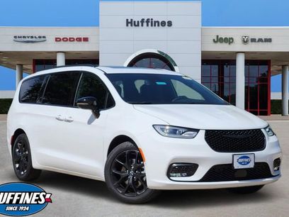 New 2026 Chrysler Pacifica Select