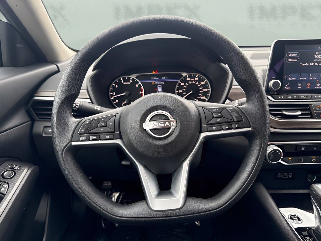 Used 2025 Nissan Altima 2.5 SV FWD image 13
