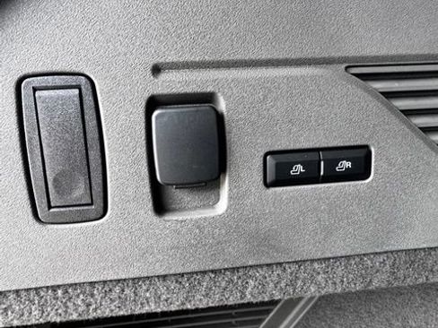 Used 2025 Lincoln Nautilus Premier AWD/4WD image 11