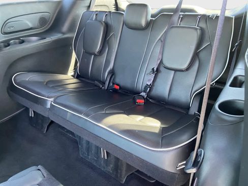 Used 2025 Chrysler Pacifica Limited FWD image 16